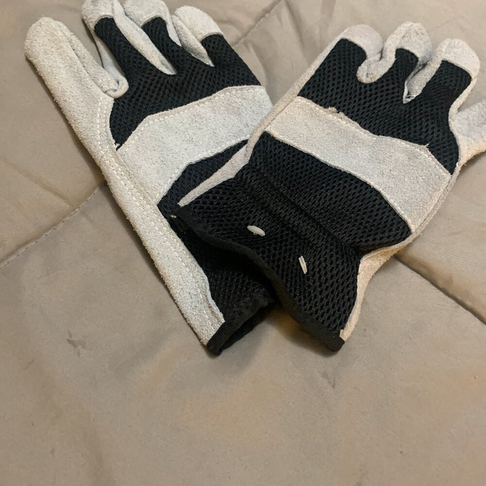 Strong, comfortable cotton canvas resists scrapes and abrasions.